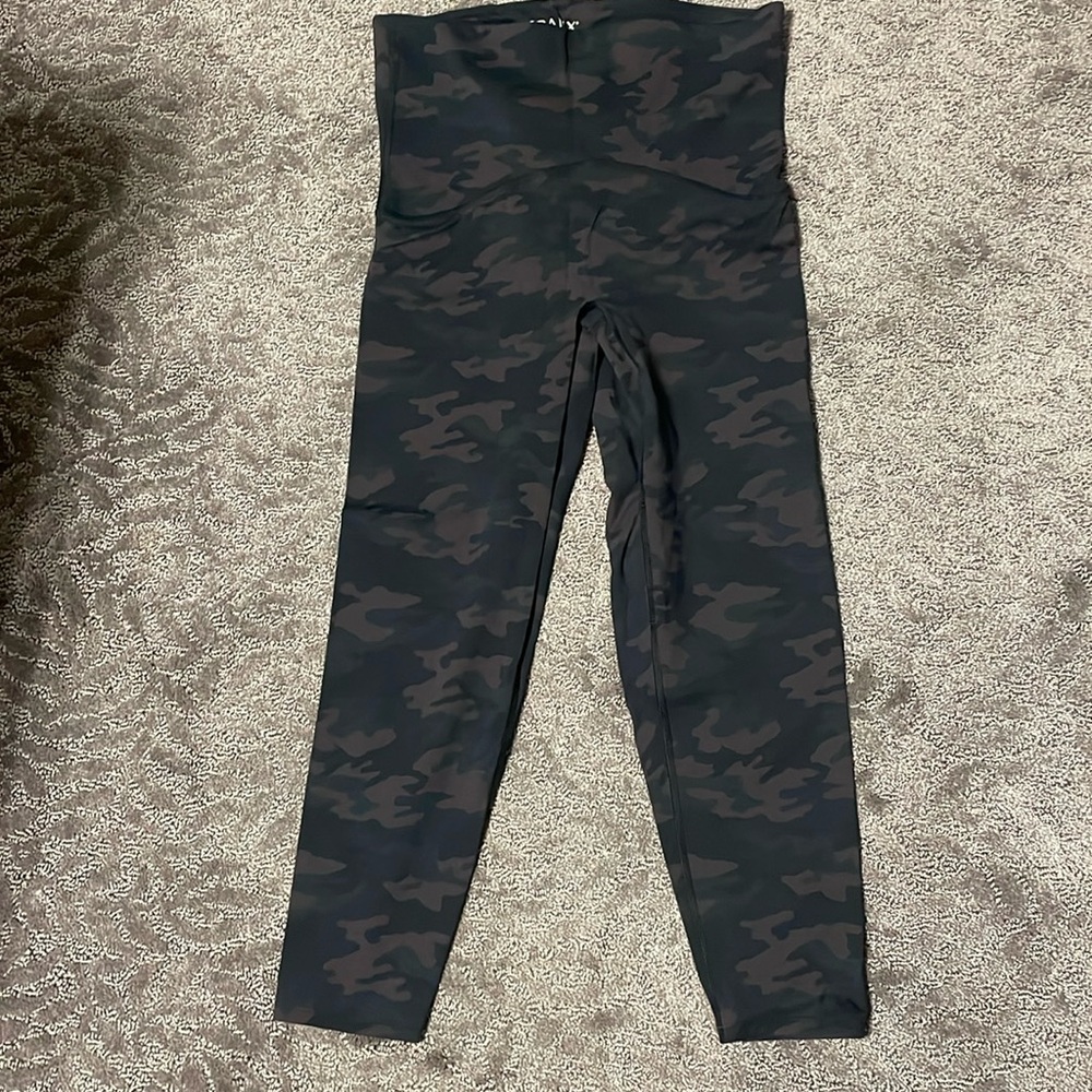 Spanx booty boost leggings size large length 7/8. Camo print.